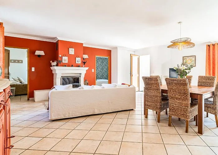 2 Bedroom Gorgeous Home In Noves